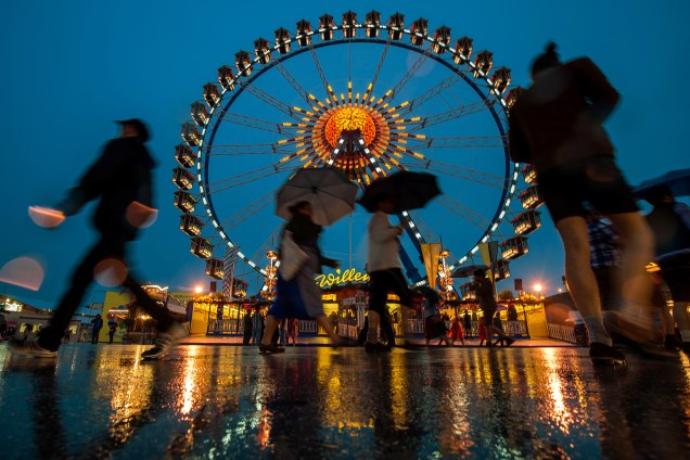 Roda gigante montada para a Oktoberfest é fotografada no primeiro dia do evento, em Munique, na Alemanha