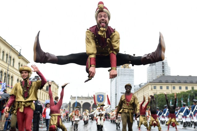Acrobata se apresenta durante desfile na Oktoberfest, evento tradicional que acontece anualmente em Munique, na Alemanha
