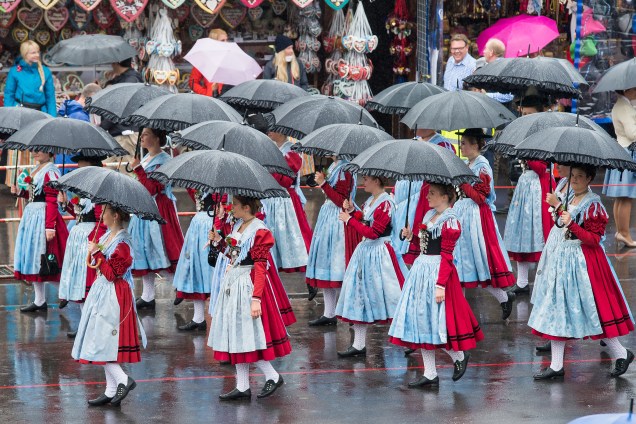 Banda vestida com roupas tradicionais da região da Baviera desfila durante a Oktoberfest, em Munique, na Alemanha