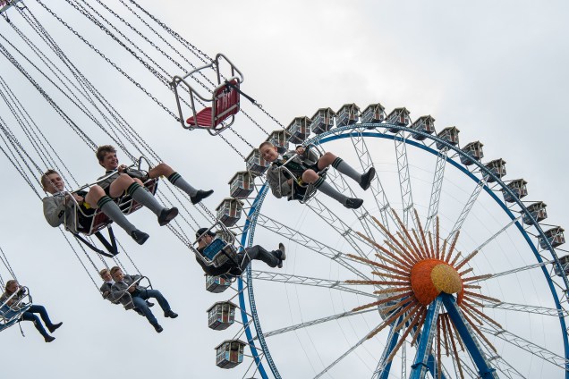 Visitantes brincam em uma atração do parque de diversões durante a Oktoberfest em Munique, na Alemanha