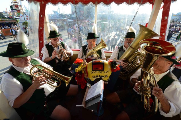 Banda tradicional da Baviera participa de um dos desfiles na Oktoberfest em Munique, na Alemanha