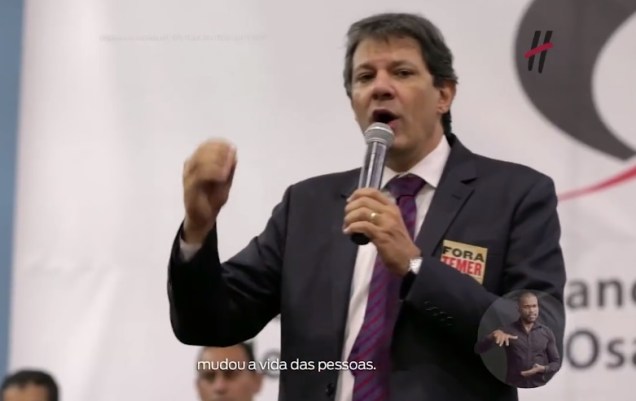 O prefeito de São Paulo, Fernando Haddad (PT), aparece com adesivo #ForaTemer em propaganda na TV