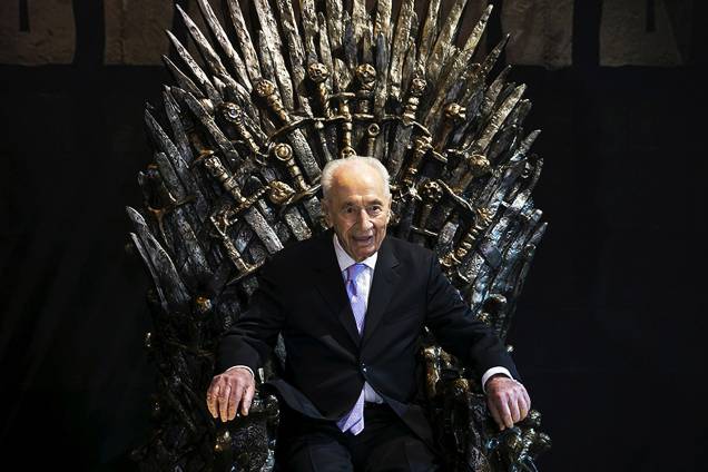 Shimon Peres, antigo presidente de Israel, senta no "Trono de Ferro" durante abertura da exibição de Game of Thrones em Tel Avi. O evento durará cinco dias e depois seguirá para Madrid, Berlin, Amsterdam e Paris - 02/04/2015