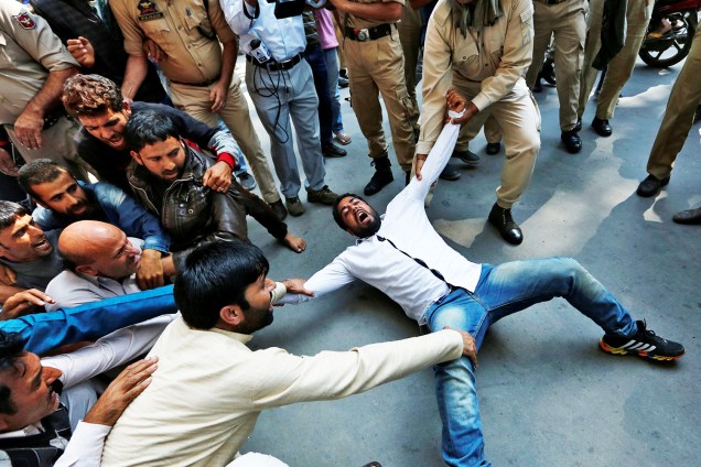 Manifestante é detido por policiais indianos em protesto na cidade de Srinagar, na região da Caxemira - 26/09/2016