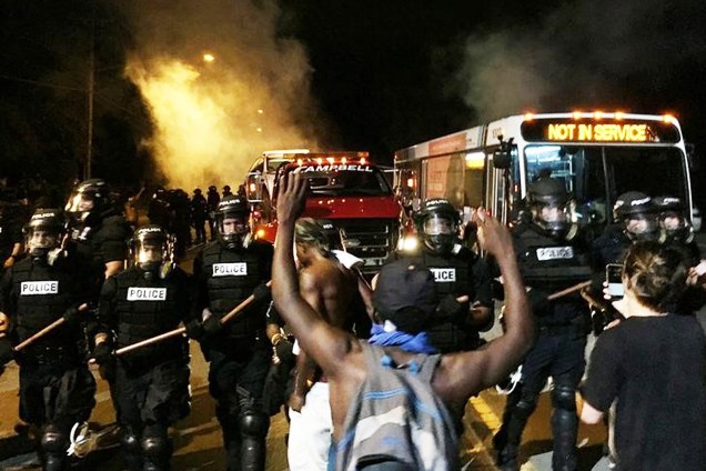 Manifestantes protestam em Charlotte após mortes de negros pela polícia, no Estado americano da Carolina do Norte - 21-09-2016