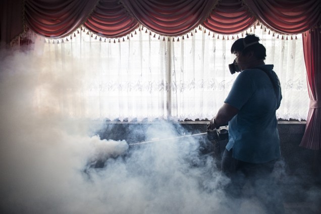 Funcionário da prefeitura de Bangcoc usa fumaça inseticida durante ação de combate à propagação do zika vírus na Tailândia - 14/09/2016