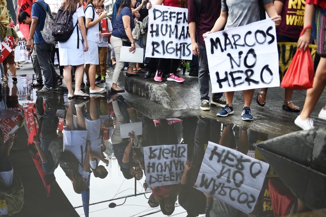 Ativistas protestam durante as comemorações dos 44 anos da declaração da lei marcial em Manila, nas Filipinas - 21/09/2016