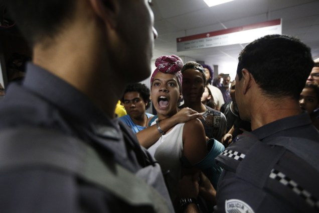Estudantes entram em confronto com policiais militares nos corredores da Assembleia Legislativa de São Paulo (Alesp), antes do início da sessão da CPI da Merenda. Policiais utilizaram gás de pimenta e um estudante foi detido - 14/09/2016