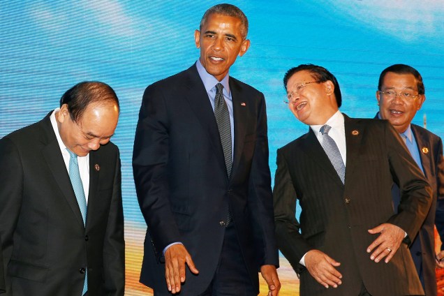 O presidente dos Estados Unidos, Barack Obama (centro), conversa com os primeiros-ministros do Vietnã, Laos e Camboja, durante o encontro da ASEAN (Associação de Nações do Sudeste Asiático) - 08/09/2016