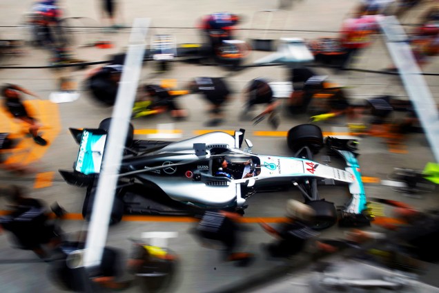Mecânicos trocam pneus do carro do piloto britânico Lewis Hamilton, nos treinos livres para o Grande Prêmio da Malásia de Fórmula 1, realizado no Circuito Internacional de Sepang - 29/09/2016