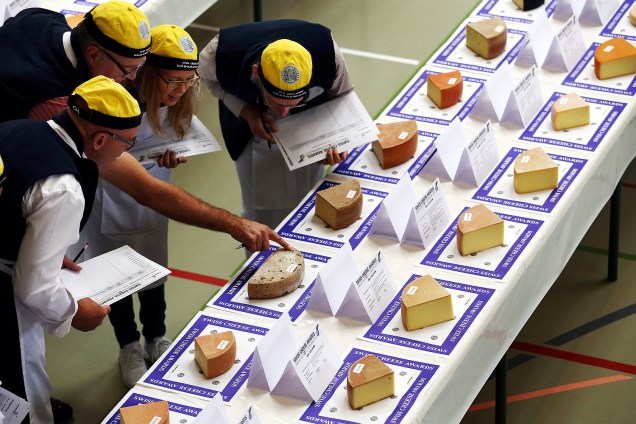 Jurados observam queijos dispostos no Swiss Cheese Awards, evento que premia os melhores queijos suíços com a ajuda de 142 especialistas em Le Sentier, na Suíça - 23-09-2016