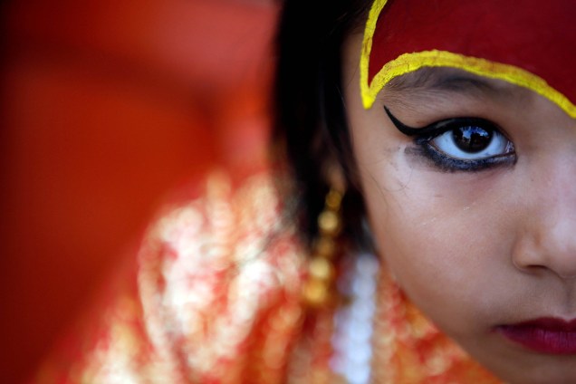 Menina vestida como a deusa viva Kumari participa do festival hindu Kumari Puja em Katmandu, no Nepal