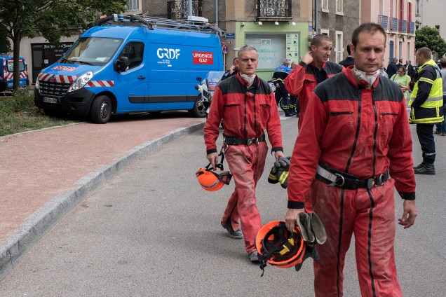 Bombeiros franceses caminham pelo local onde um prédio explodiu por vazamento de gás que deixou 18 feridos, em Dijon, França - 16/09/2016