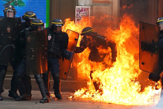 Manifestantes e policiais entram em confronto durante protesto contra reformas trabalhistas polêmicas do governo francês que foram aprovadas em julho - 15-09-2016