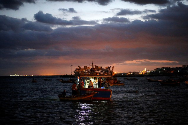 Pescadores palestinos retornam à costa de Gaza após uma noite de trabalho - 27/09/2016