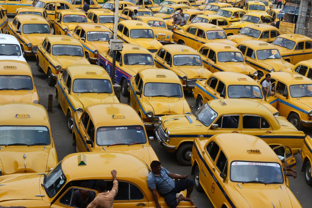 Taxistas aguardam por passageiros durante greve na Índia