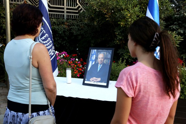 Mulheres israelenses prestam homenagem ao ex-presidente e Prêmio Nobel da Paz Shimon Peres, que morreu aos 93 anos, na noite desta terça-feira (27) - 28-09-2016
