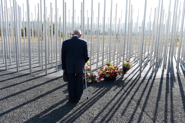 Homem deixa flores em frente ao monumento criado para homenagear as vítimas da explosão de uma fábrica química em Toulouse, na França. O incidente completa 13 anos, que deixou 31 pessoas mortas e 2500 feridas - 21/09/2016