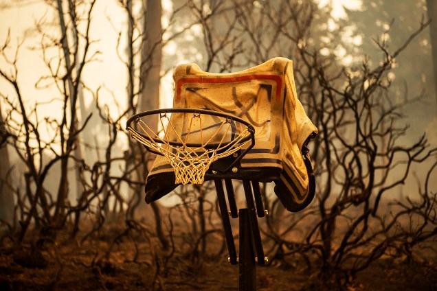 Cesta de basquete derretido é fotografada em uma propriedade queimada nas montanhas de Santa Cruz perto de Loma Prieta, na Califórnia. O
incêndio destruiu mais de 1000 acres e queimaram várias estruturas na área - 27-092016