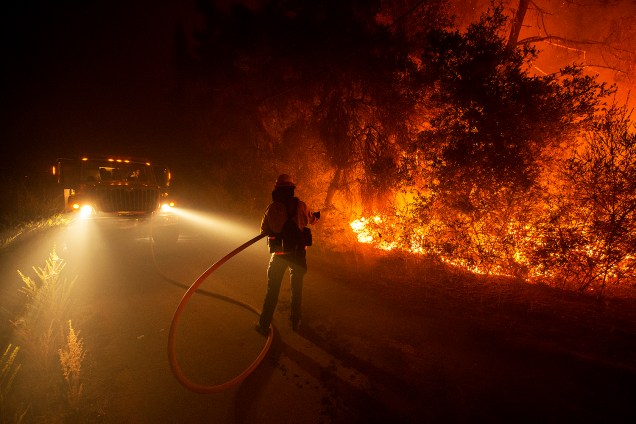 Bombeiros tentam apagar um incêndio florestal nas Montanhas de Santa Cruz perto de Loma Prieta, na Califórnia, nos EUA - 28-09-2016