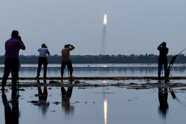 Lançamento de um foguete que leva para a órbita um equipamento de monitoramento de oceanos e do clima, em Sriharikota, no estado de Andhra Pradesh, na Índia - 26-09-2016