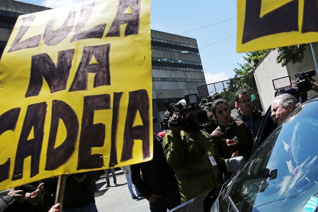 O advogado do ex-ministro Guido Mantega, que teve a prisão decretada na 34ª fase da Operação Lava-Jato denominada Arquivo X, deixa a sede da Polícia Federal sob protestos em São Paulo - 22-09-2016