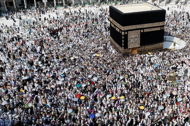 Milhares de peregrinos muçulmanos se reúnem em torno da Kaaba, na cidade sagrada de Meca, na Arábia Saudita - 14-09-2016