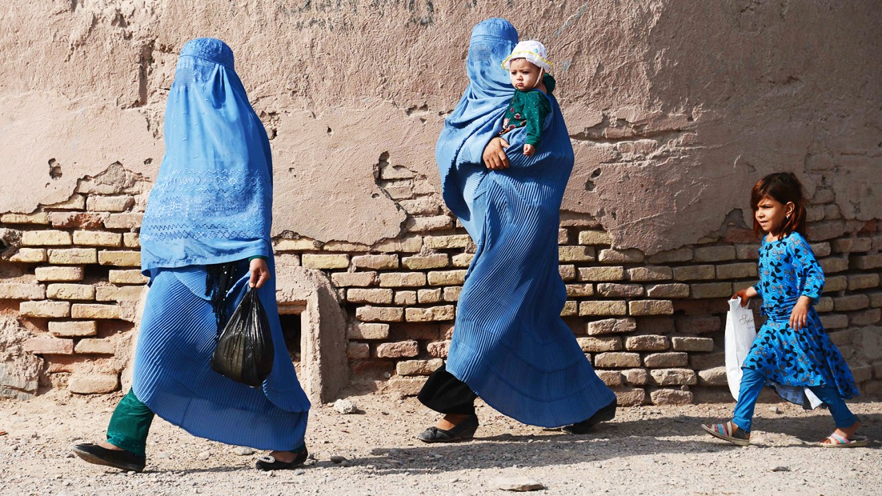 Mulher carrega seu filho em um bairro antigo de Herat, no oeste do Afeganistão- 20/09/2016