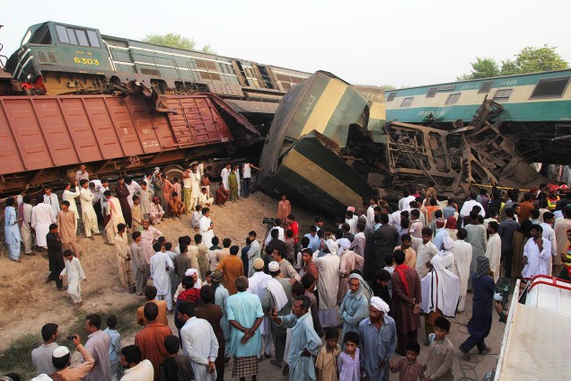 Paquistaneses observam dois trens que colidiram na cidade de Multan, deixando quatro mortos e 100 feridos - 15/09/2016