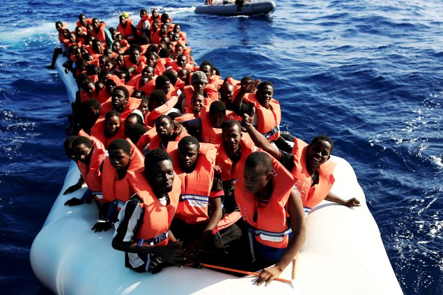 Bote lotado com refugiados de diferentes países africanos durante operação de resgate no Mar Mediterrâneo - 21/09/2016
