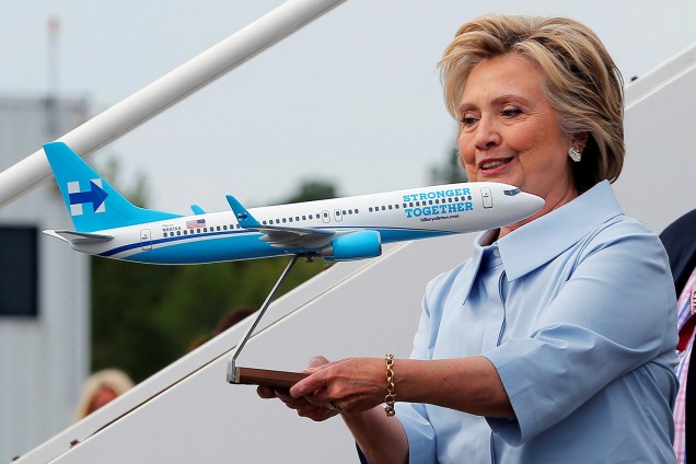 A candidata do Partido Democrata à presidência dos Estados Unidos, Hillary Clinton, segura modelo do seu anovo avião de campanha presidencial, em Nova York - 05/09/2016