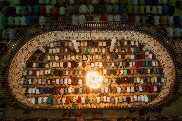 Muçulmanos rezam na Mesquita Nacional de Baitul Mukarram, na cidade de Dhaka, em Bangladesh, durante o Festival do Sacrifício - 13/09/2016