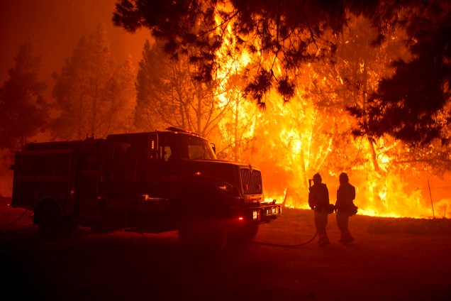 Bombeiros tentam apagar grande incêndio que atinge a região de Santa Cruz, na Califórnia - 27/09/2016