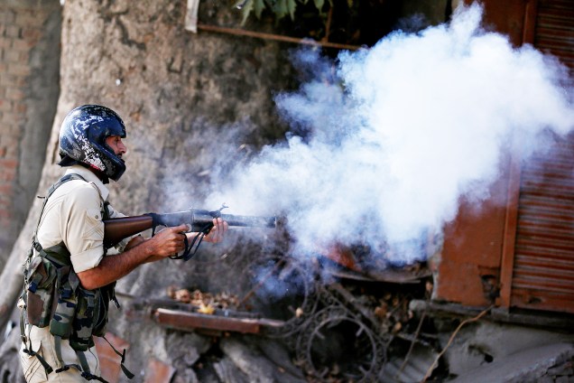 Policial indiano dispara bombas de gás lacrimogêneo para dispersar manifestantes em protesto na cidade de Srinagar, na região da Caxemira - 23/09/2016