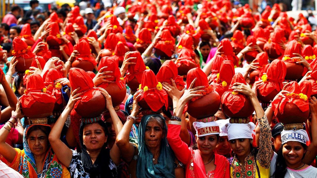 Fieis carregam potes de barro com água durante procissão que marca o fim do Festival Chaliha, na cidade indiana de Ahmedabad - 08/09/2016