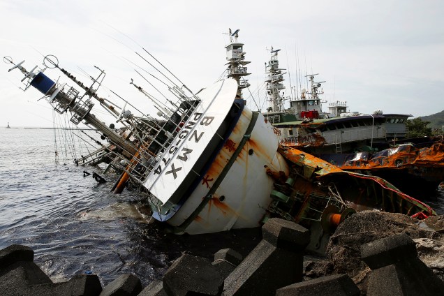 Navio de pesca é visto parcialmente virado após a passagem do tufão Meranti na cidade de Kaohsiung, em Taiwan - 15/09/2016