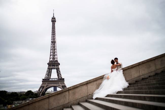 Noivos se beijam em frente à Torre Eiffel, em Paris, na França - 29/09/2016