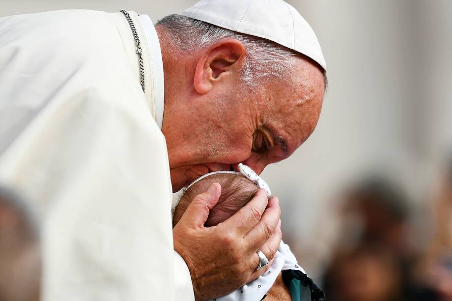 Papa Francisco beija bebê ao chegar na Praça de São Pedro, no Vaticano, para a audiência semanal -21/09/2016