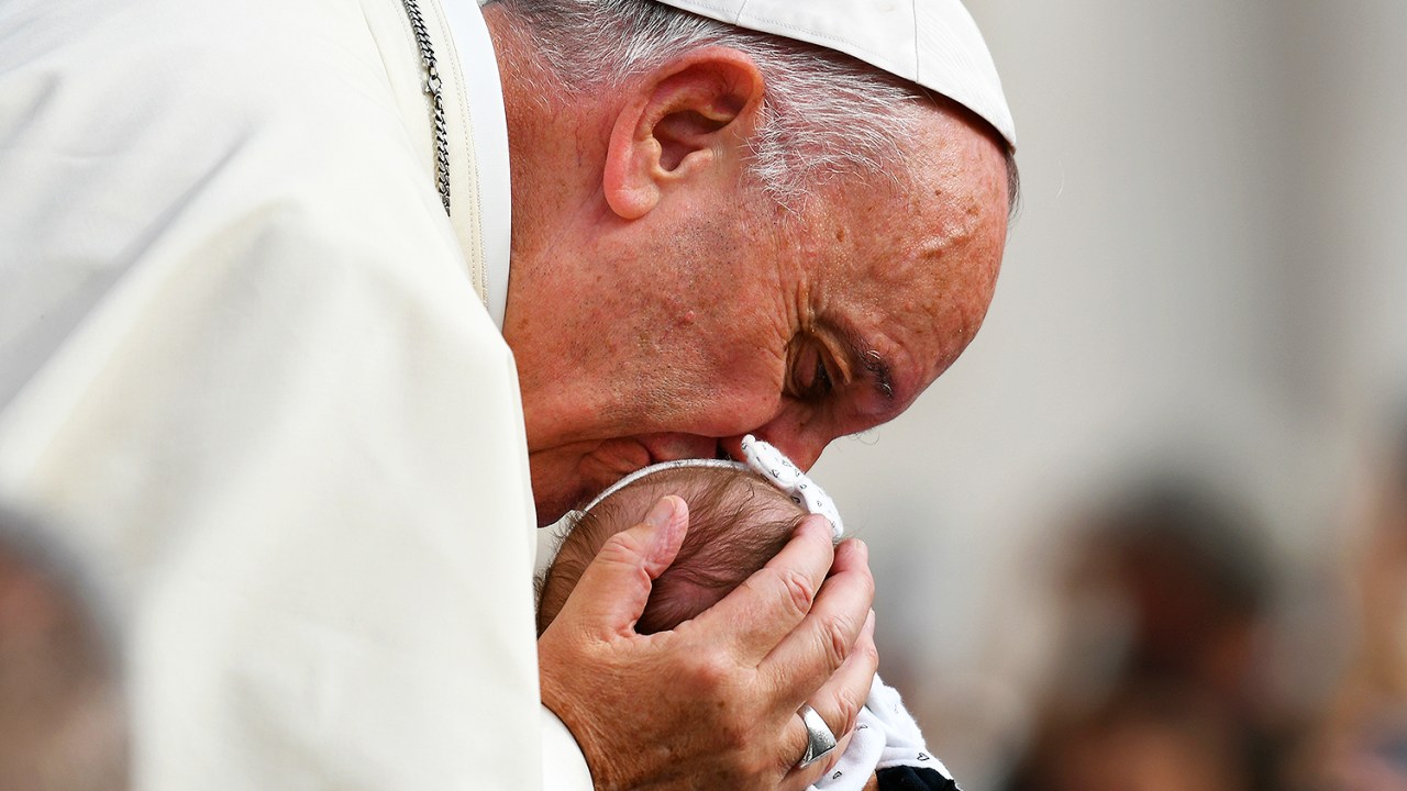 Papa Francisco beija bebê ao chegar na Praça de São Pedro, no Vaticano, para a audiência semanal -21/09/2016