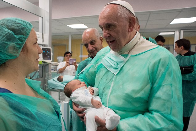 Papa Francisco é fotografado com bebê recém-nascido em visita o hospital San Giovanni, em Roma, Itália - 16-09-2016