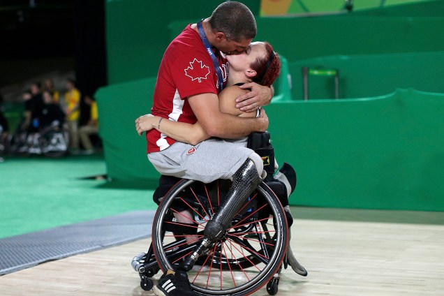 O jogador de basquete de cadeira de rodas da seleção paralímpica do Canadá Adam Lancia beija sua esposa, a também jogadora da delegação canadense Jamey Jewells, após partida de basquete feminino contra a China na Paralimpíada do Rio - 16-09-2016