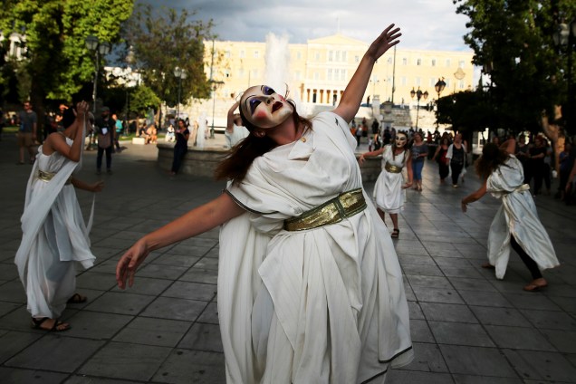 Mulheres vestindo antigos trajes e máscaras gregas dançam em frente ao Parlamento de Atenas - 21/09/2016