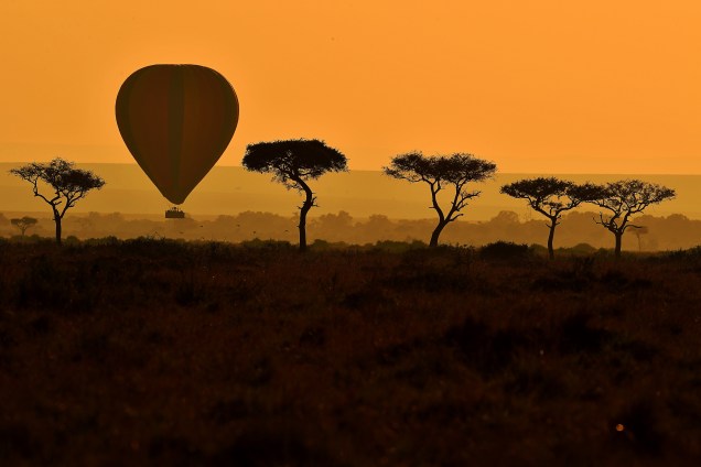 Balão transportando turistas é fotografado durante a migração anual de gnus na reserva de caça Masai Mara, no Quênia