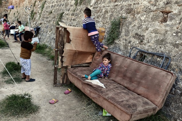 Crianças são fotografadas em um campo de refugiados na ilha de Chios, na Grécia. Mais de 60 mil imigrantes permanecem presos no país desde o fechamento das fronteiras europeias no início deste ano - 28-09-2016