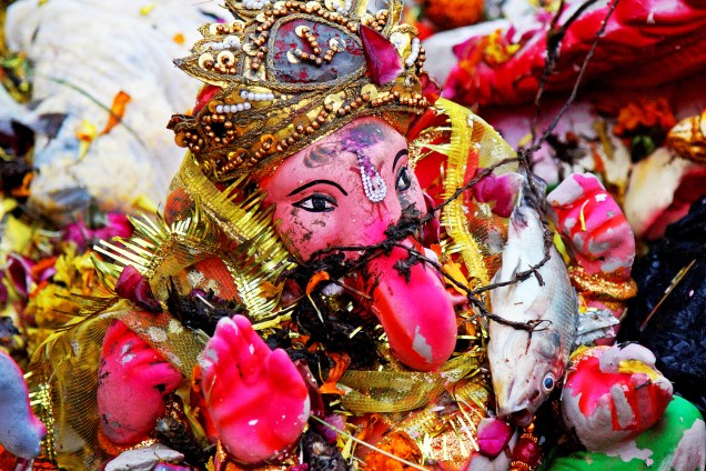 Ganesha, divindade da prosperidade, após ser içado de um rio poluído em Ajmer, na Índia - 16/09/2016