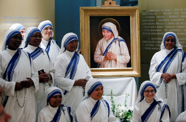 Membros da ordem de Madre Teresa de Calcutá se reúnem em volta de quadro oficial da canonização da freira, em Washington, Estados Unidos - 01/09/2016