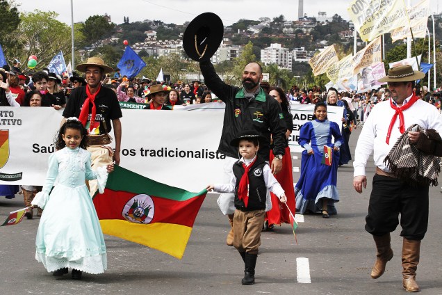 Milhares de pessoas acompanharam os desfiles temáticos em comemoração aos 181 anos da Revolução Farroupilha, em Porto Alegre e em diversas cidades do interior do Rio Grande do Sul - 20-09-2016