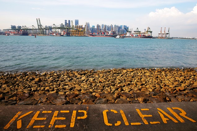 Aviso para manter o mar limpo próximo ao porto de Tanjong Pagar, em Singapura - 28/09/2016