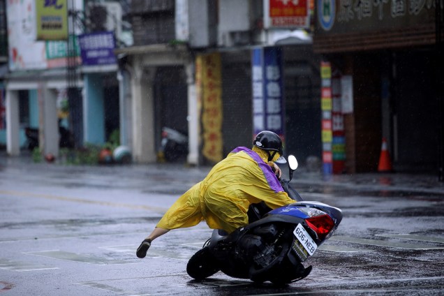 Um motociclista cai de seu veículo durante uma tempestade que atingiu a região de Hualien, no Taiwan - 27/09/2016