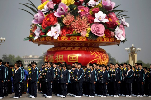 Estudantes participam de evento em frente a um vaso gigante exposto na Praça da Paz Celestial, em Pequim, como preparativos para o Dia Nacional da China é celebrado anualmente em 1º de outubro - 30-09-2016